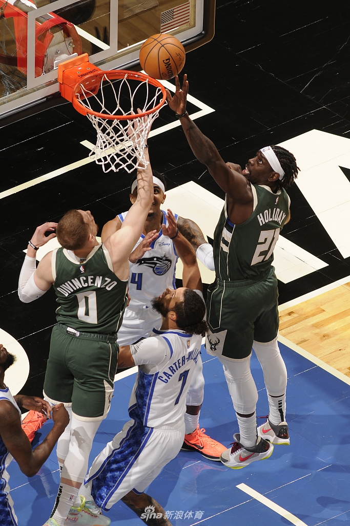 包含雄鹿B队翻盘魔术，布拉德利三分雨点燃全场的词条