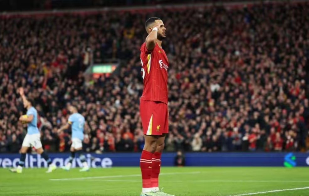 曼城主场惨败,英超争冠竞争激烈 曼城主场惨败,英超争冠竞争激烈