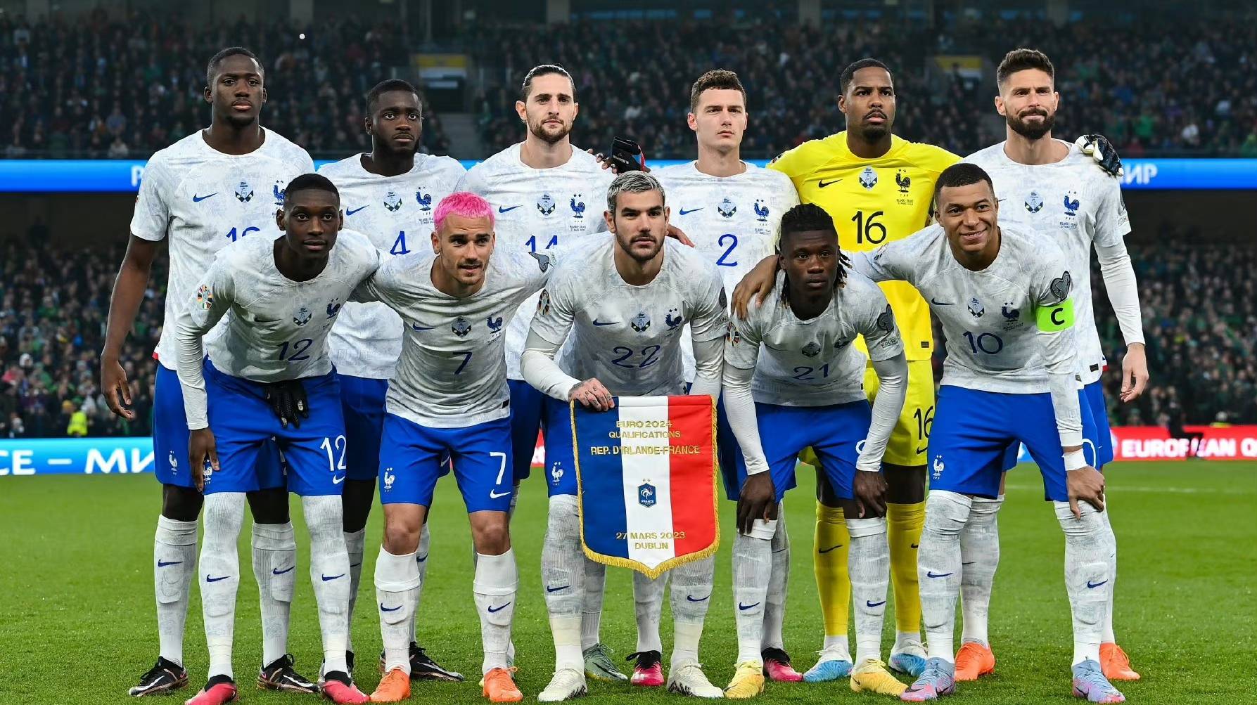 法国国家队轻松战胜对手，晋级淘汰赛