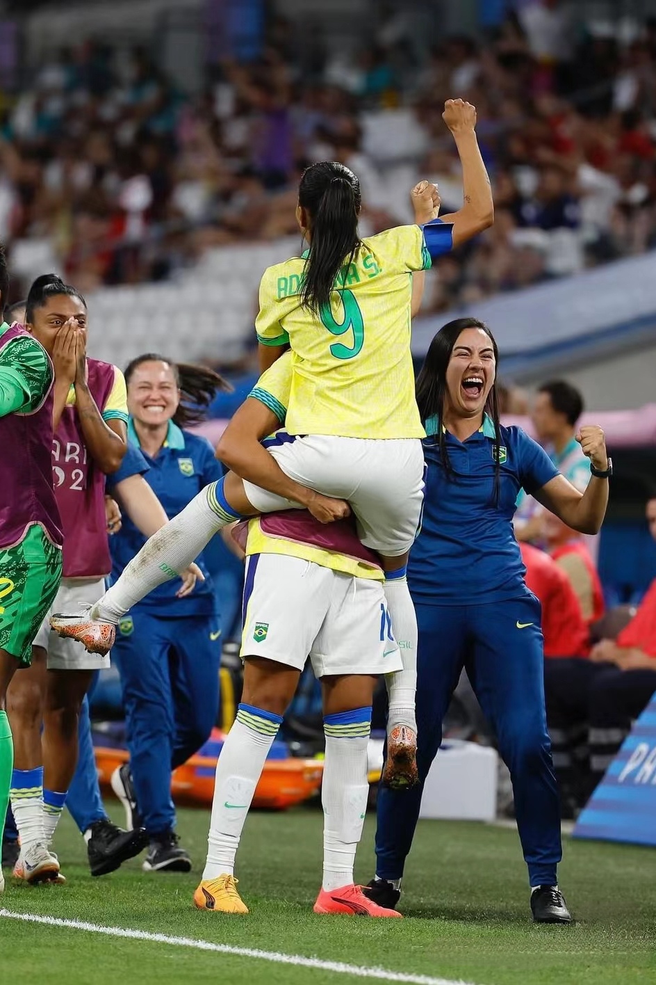 包含阿根廷女足队全力为加油的词条