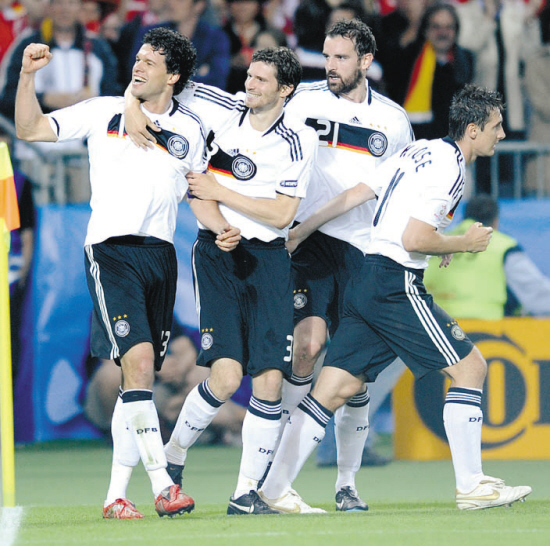 开云官网-印尼队鏖战德国队，黄鸭组合点燃赛场