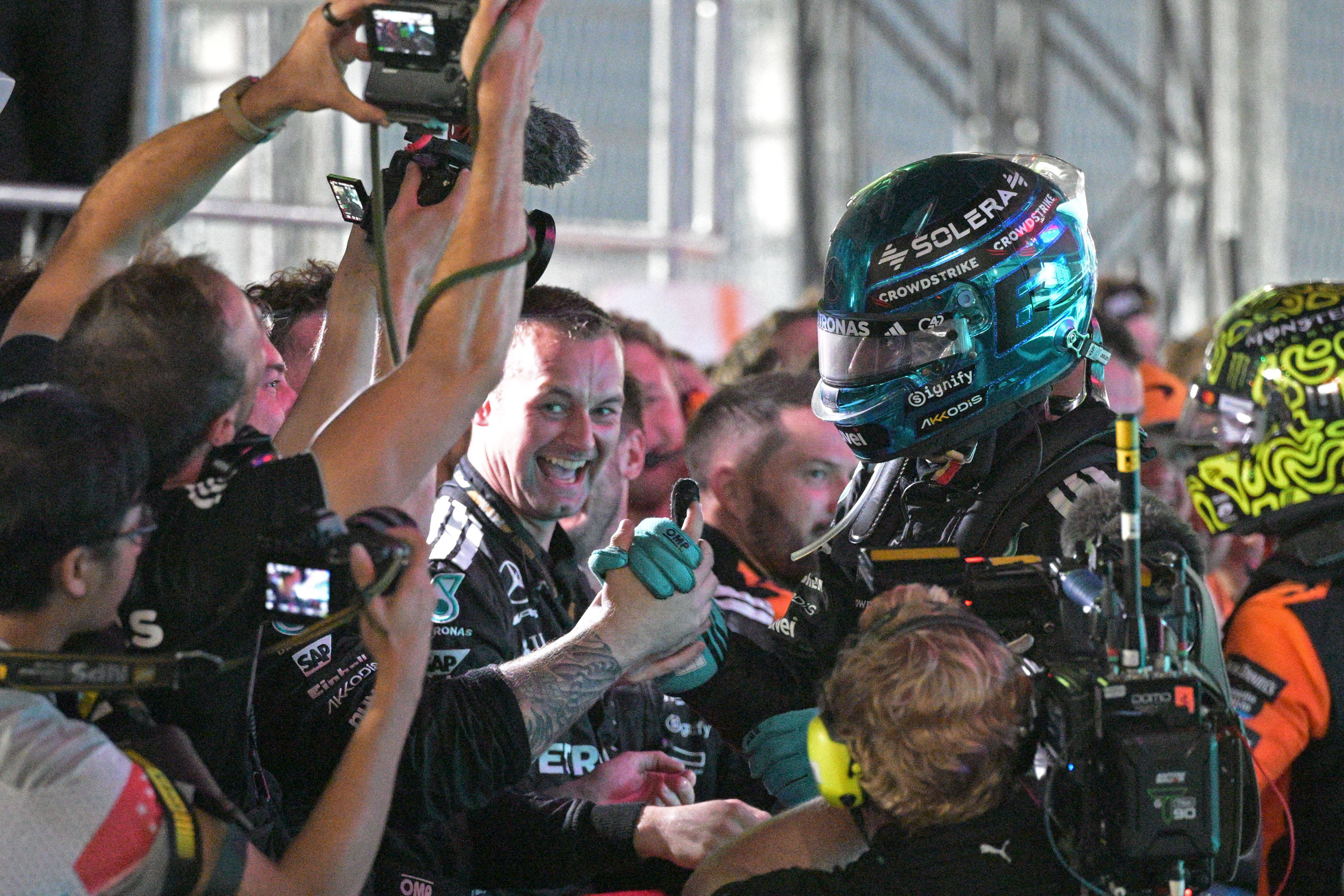 开云官方app入口-包含雷诺车队翻盘红牛二队，拉塞尔状态火热的词条