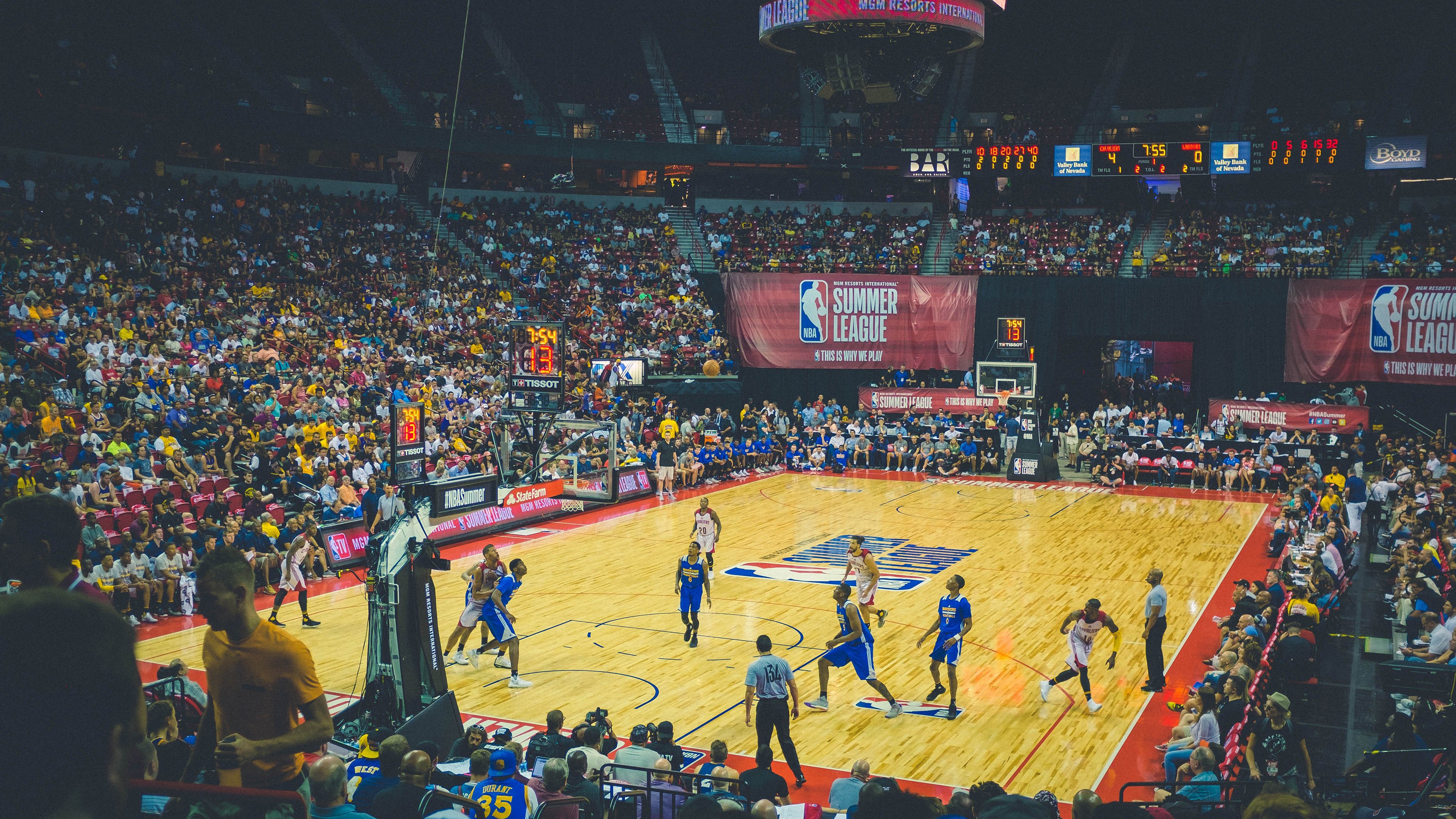 开云体育官网-当团队篮球遇上孤胆英雄，保罗在雄鹿对阵独行侠之战中诠释何为完全掌控