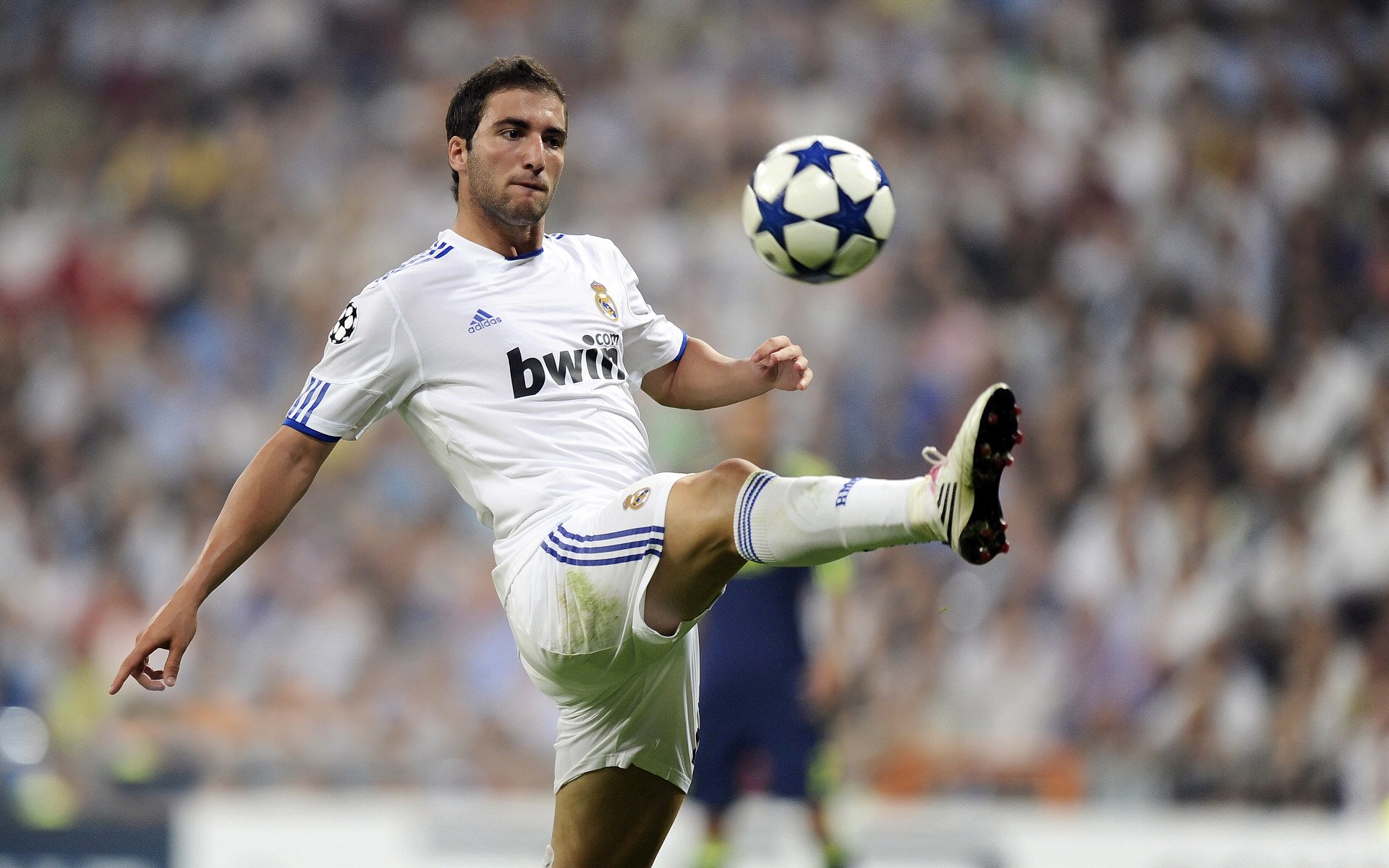 赛道与绿茵的跨界狂想，三笘薰在F1揭幕战的绝杀时刻