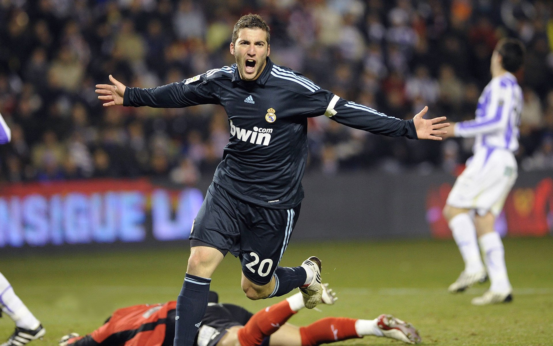 维尼修斯闪电破局，沙特新军难阻曼城碾压之势