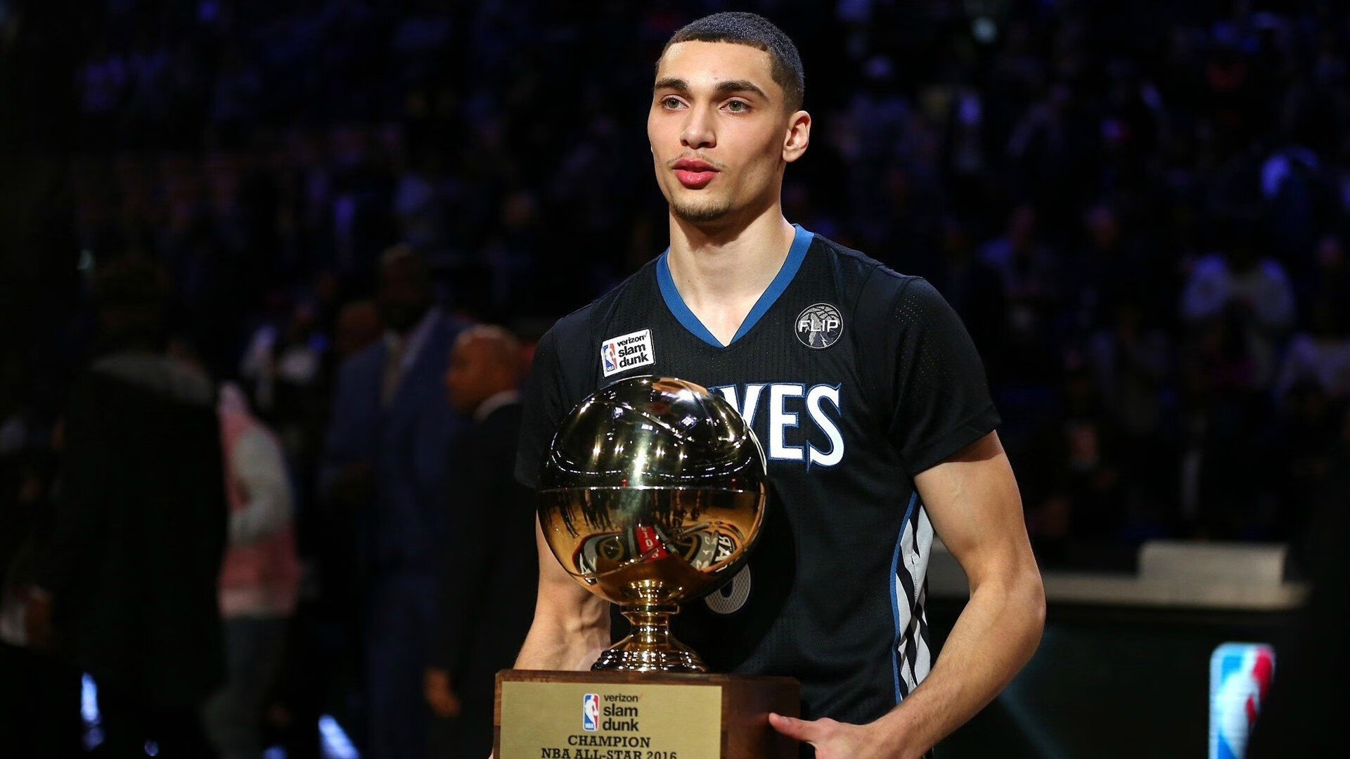 巴黎奥运羽球赛场，安赛龙高光破局，法国队鏖战泰国惊险晋级